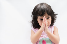toddler girl praying 