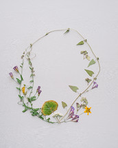 dried ivy and flowers wreath 