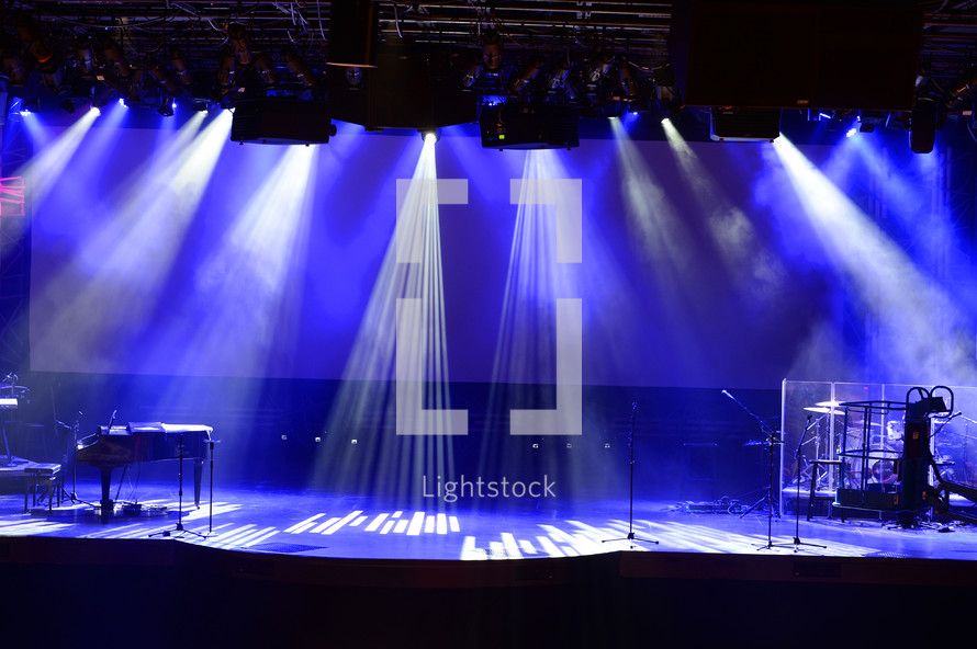 strobe lights on stage 