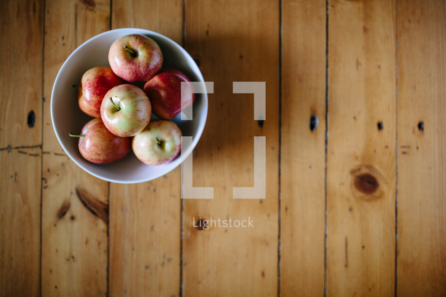 apples in a bowl 