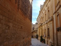 narrow streets in Greece 