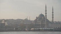 İstanbul Türkiye Old City Cityscape and Yeni Cami Mosque from Galata Köprüsü Bridge Istanbul, Turkey