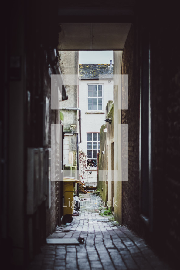 narrow alley 