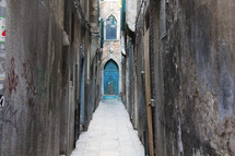 narrow passageway 