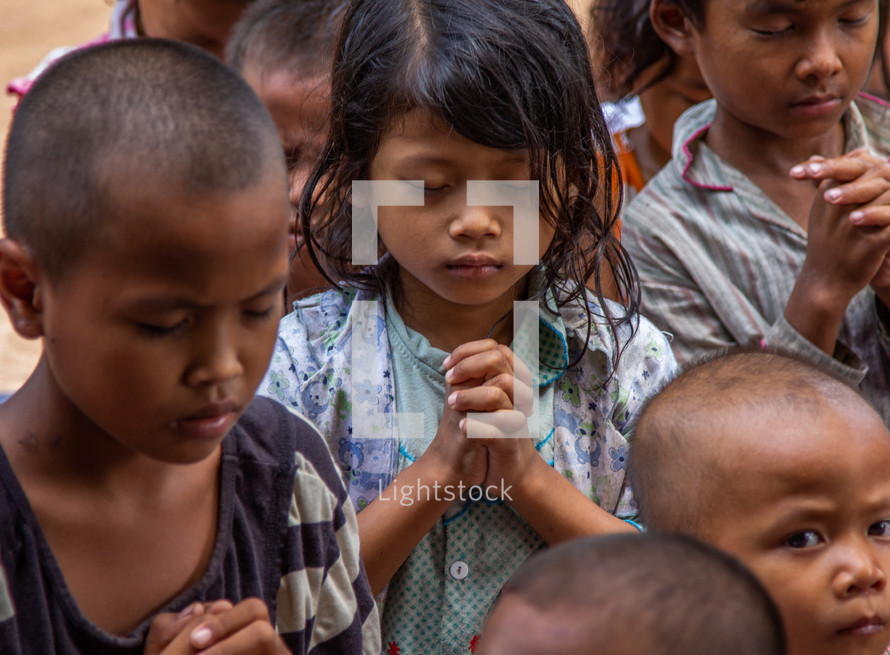 children praying in Cambodia 