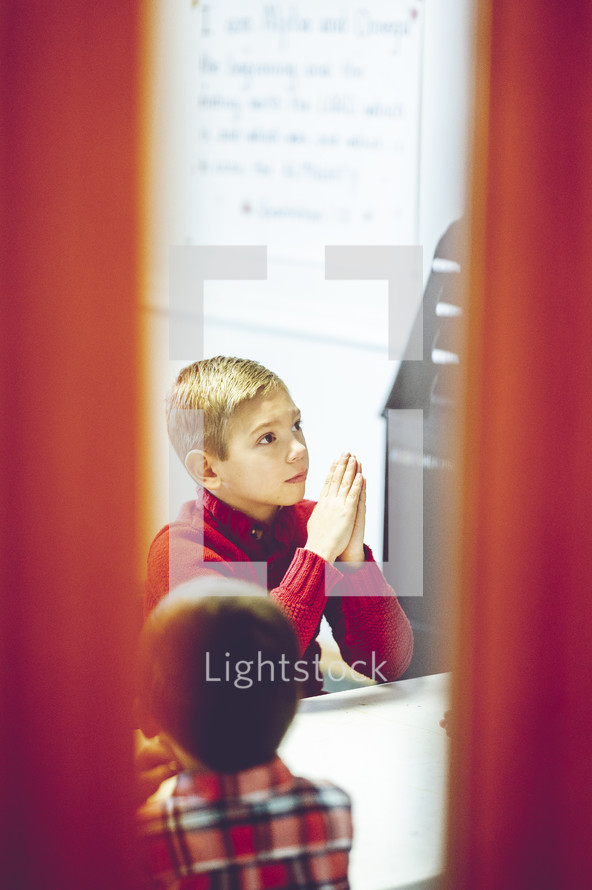 praying child in children's church 