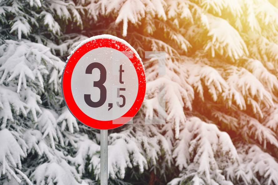 Road sign: restriction for cars with weight more than 3,5 tons Winter environment