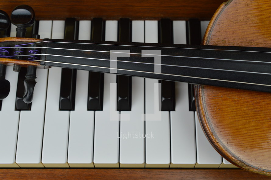 a violin on a piano 