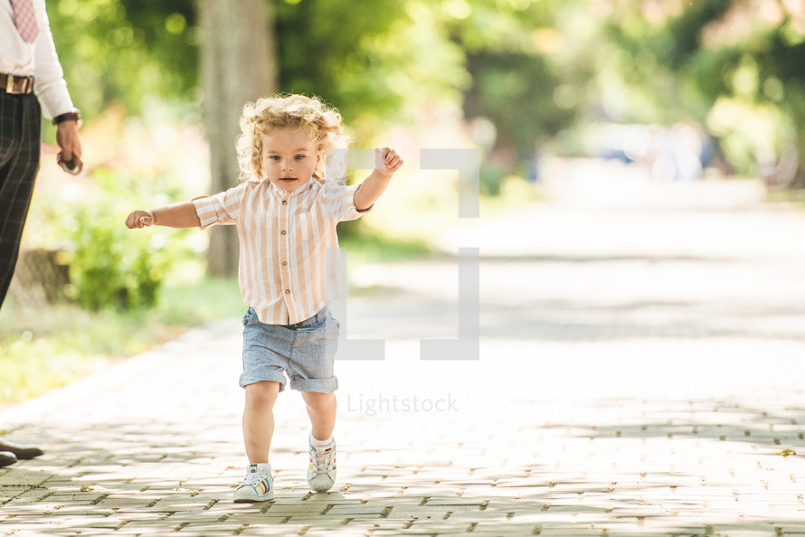 happy running child 