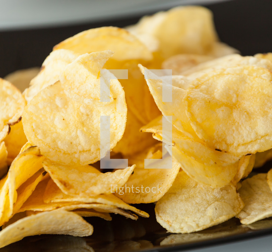 potato chips on the black plate