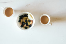 coffee mugs and bowl of fruit 