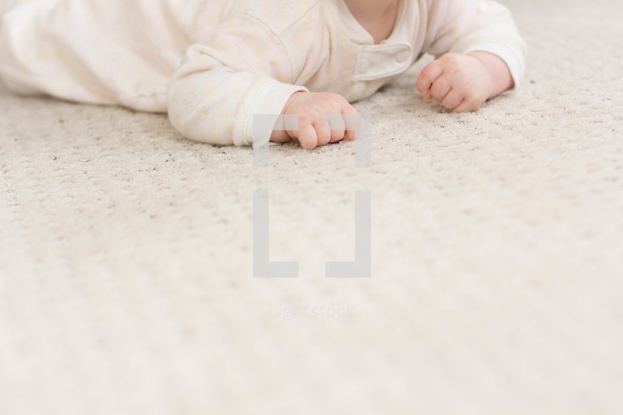 infant crawling 