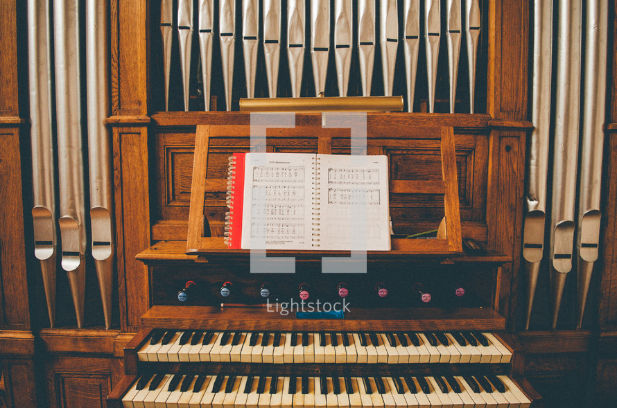 organ and organ pipes 