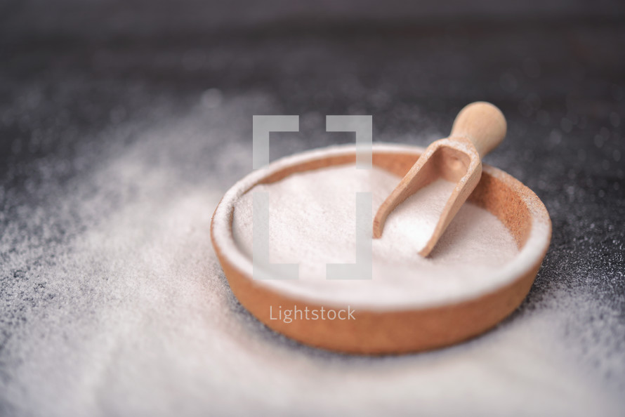 Plate with baking soda on wooden background