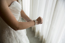 bride putting on a bracelet 