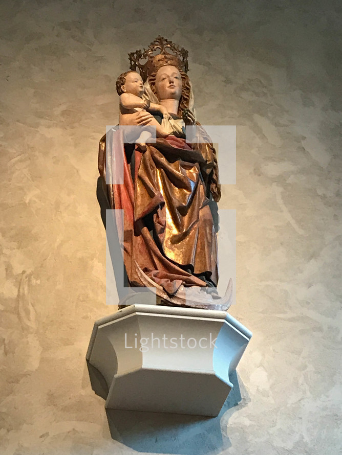 statue of Mary holding baby Jesus 