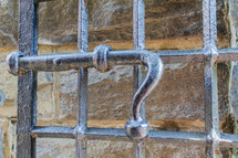 latch on a metal gate 