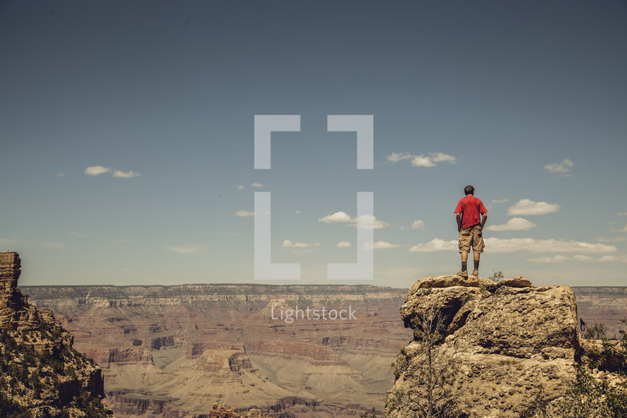 Man standing looking out over the grand canyon — Photo