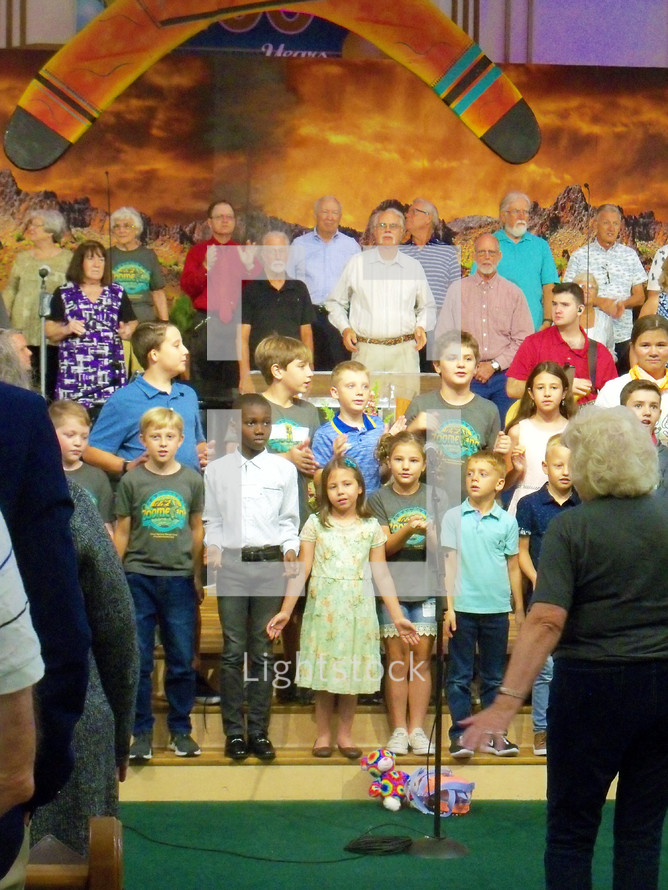 kids singing on stage - children's chior 