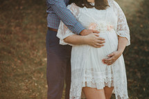 pregnant couple portrait 