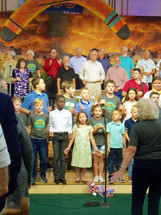 kids singing on stage - children's chior 