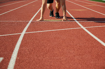 runners stance on a track 