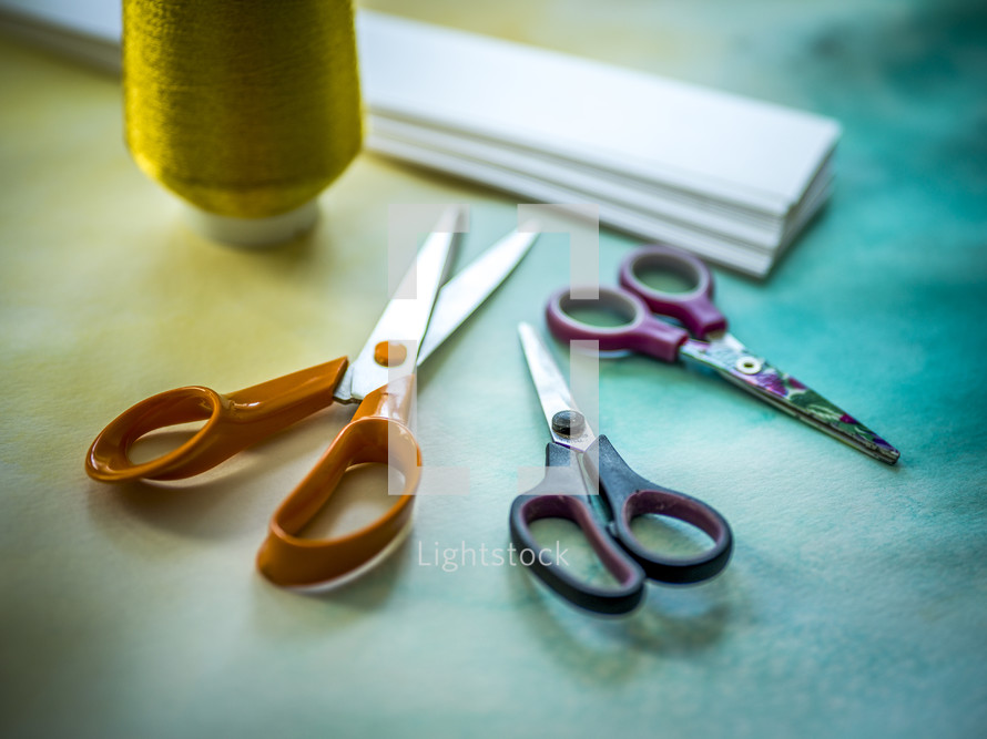 scissors and spool of thread 