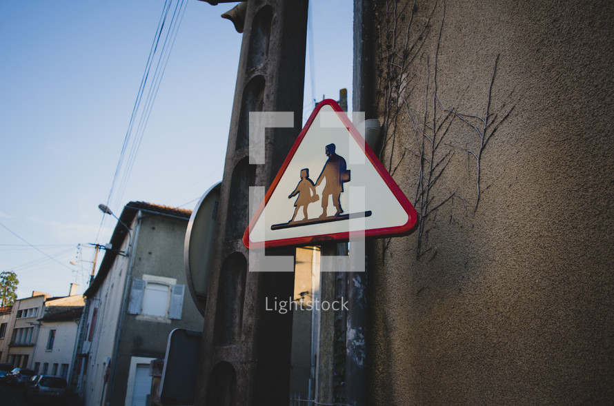 A school crossing sign in an urban neigbourhood
