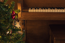 piano and Christmas tree 