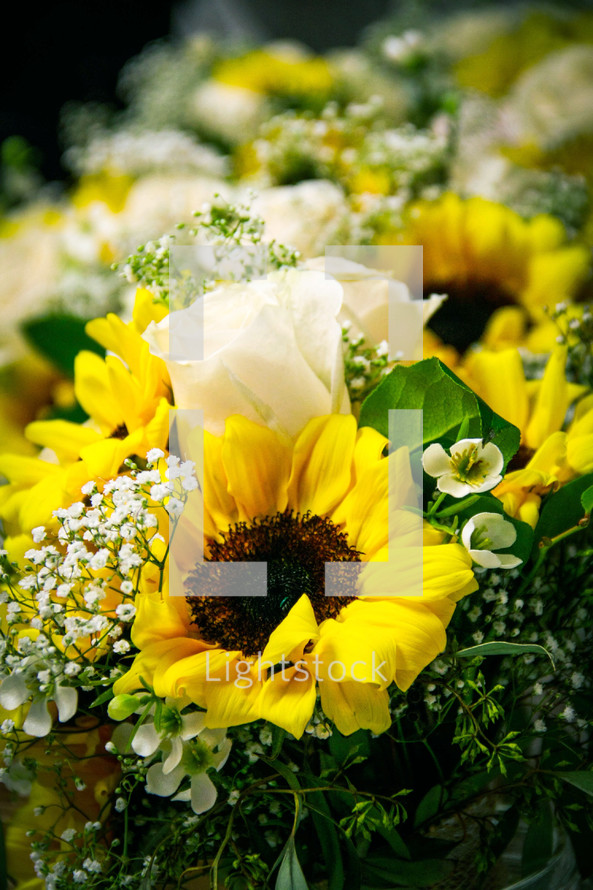 roses and sunflowers bouquet 