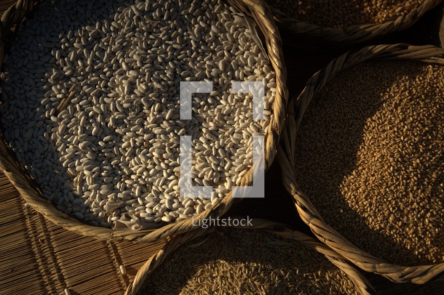 grains in baskets 