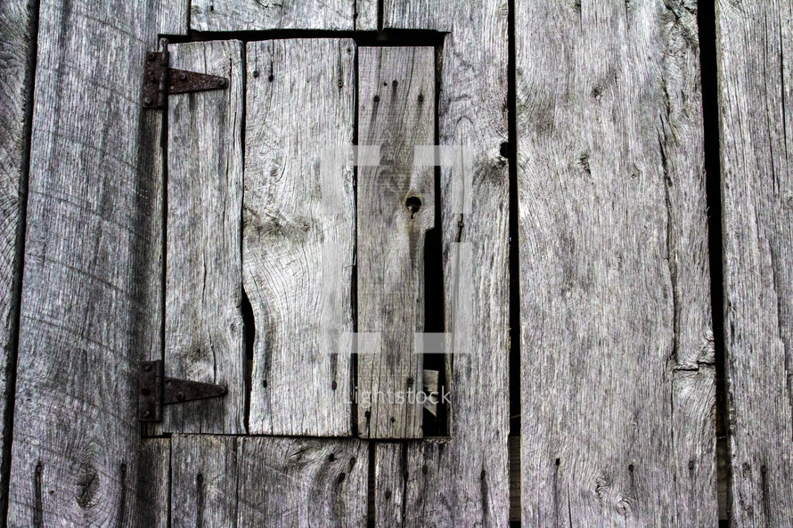 peek hole in a wood door 