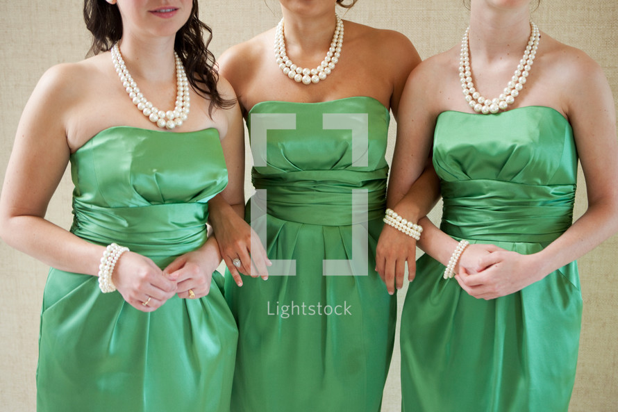 bridesmaids in green dresses 