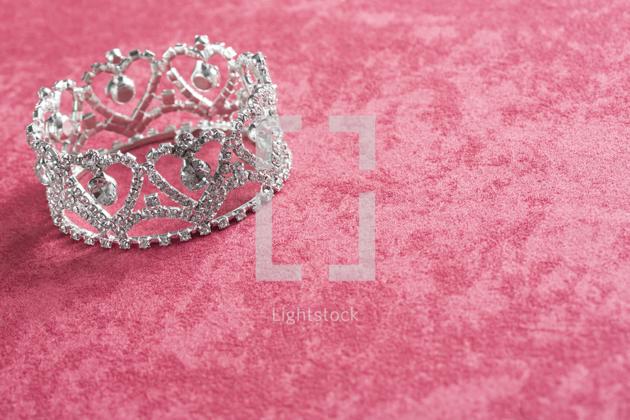diamond crown on pink 