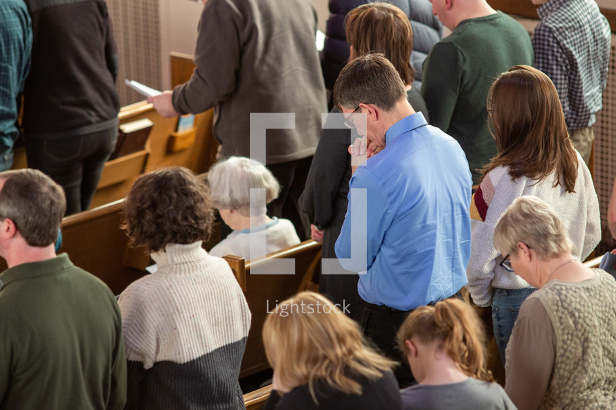 congregation praying 