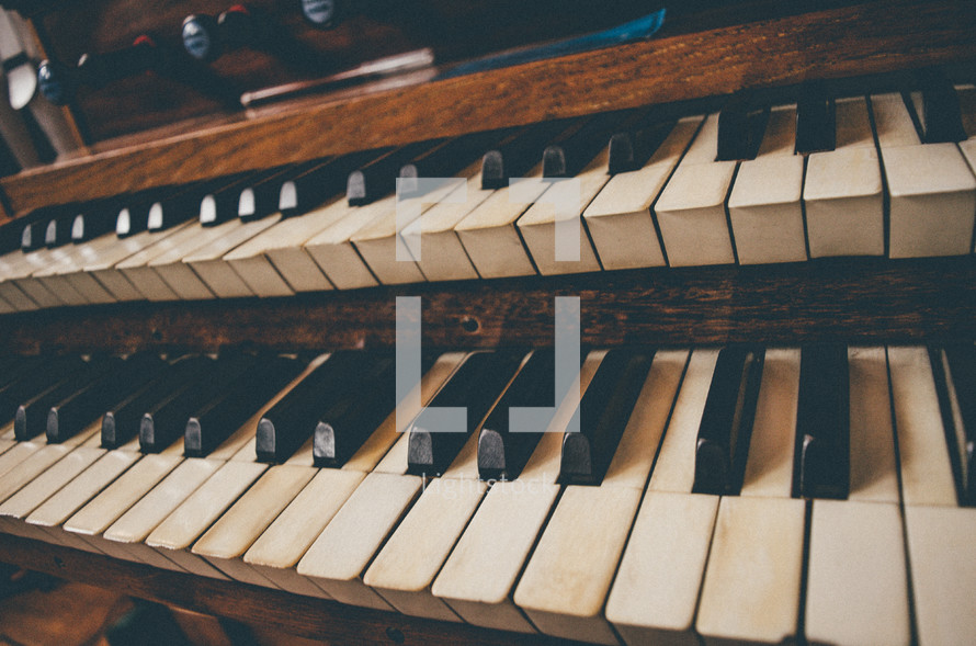 keys of an organ 