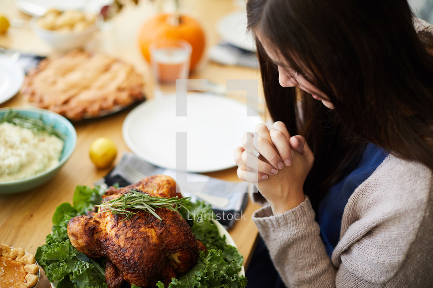 praying before thanksgiving dinner 