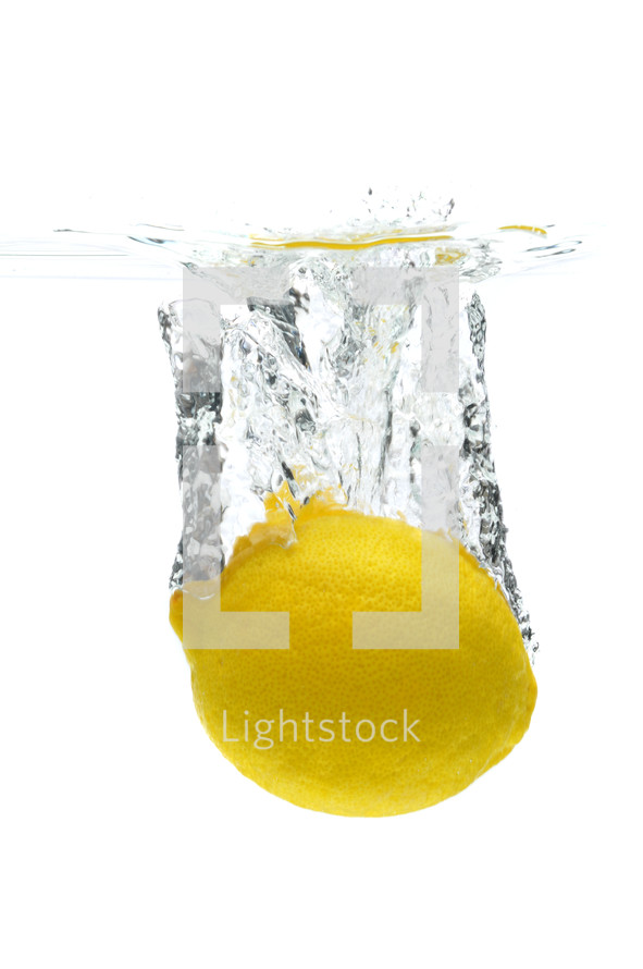 lemon under water 