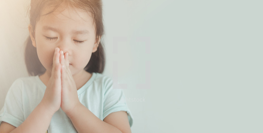 Little girl praying in the morning.little asian — Photo — Lightstock