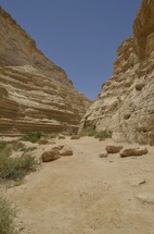 Hiking the Nahal Zin canyon