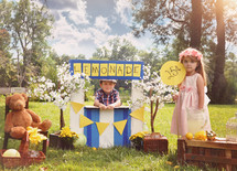 children running a lemonade stand 