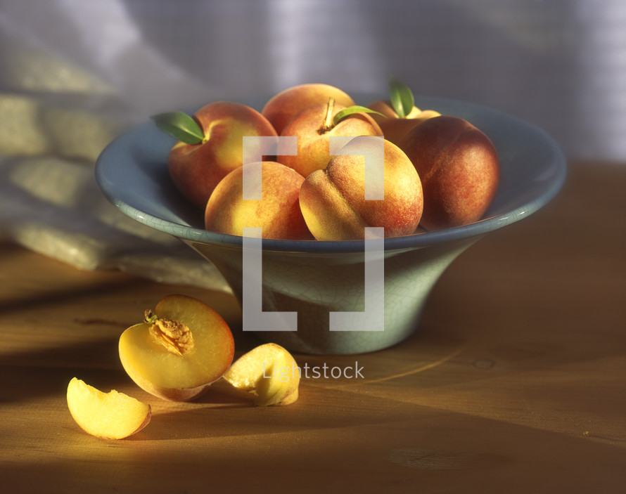 peaches in a bowl 
