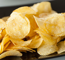 potato chips on the black plate
