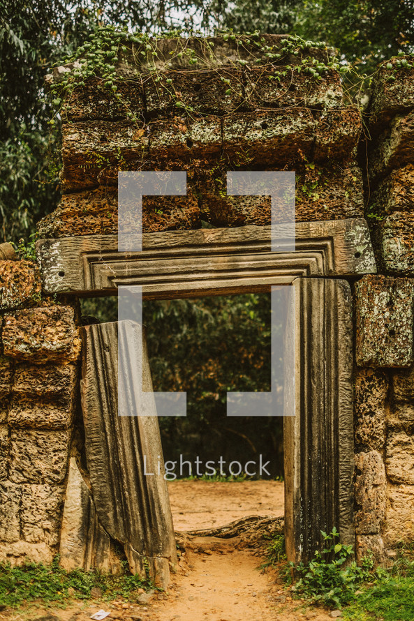 broken entryway at ruins in Cambodia 