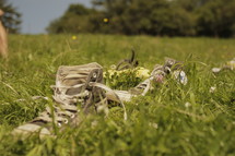 converse in the grass 