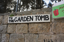 to the garden tomb sign 