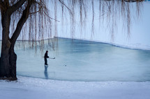 kids playing hockey on a frozen ponds 