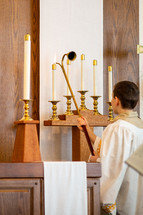 acolyte lighting candles 