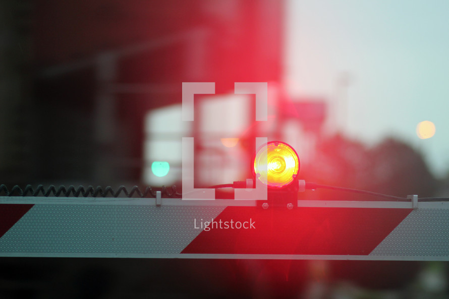 lights on train crossing bars 