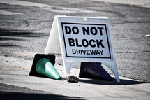 DO NOT BLOCK DRIVEWAY sign 